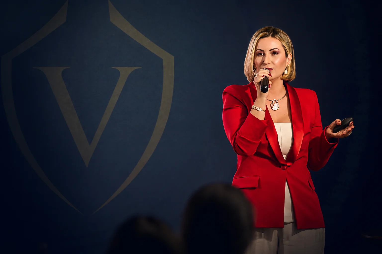 Mari Veiga em uma apresentação sobre negócios